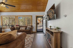 TV, fireplace, offices - Cabin 3- Cozy, updated cabin 5 min to RMNP (Estes Park)