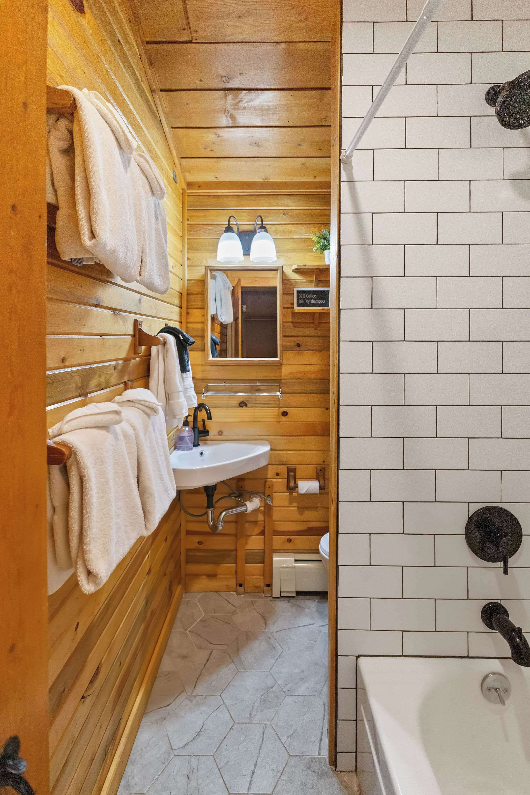 Regadera, secadora de cabello, toallas 