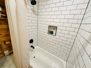 Douche, sèche-cheveux, serviettes fournies