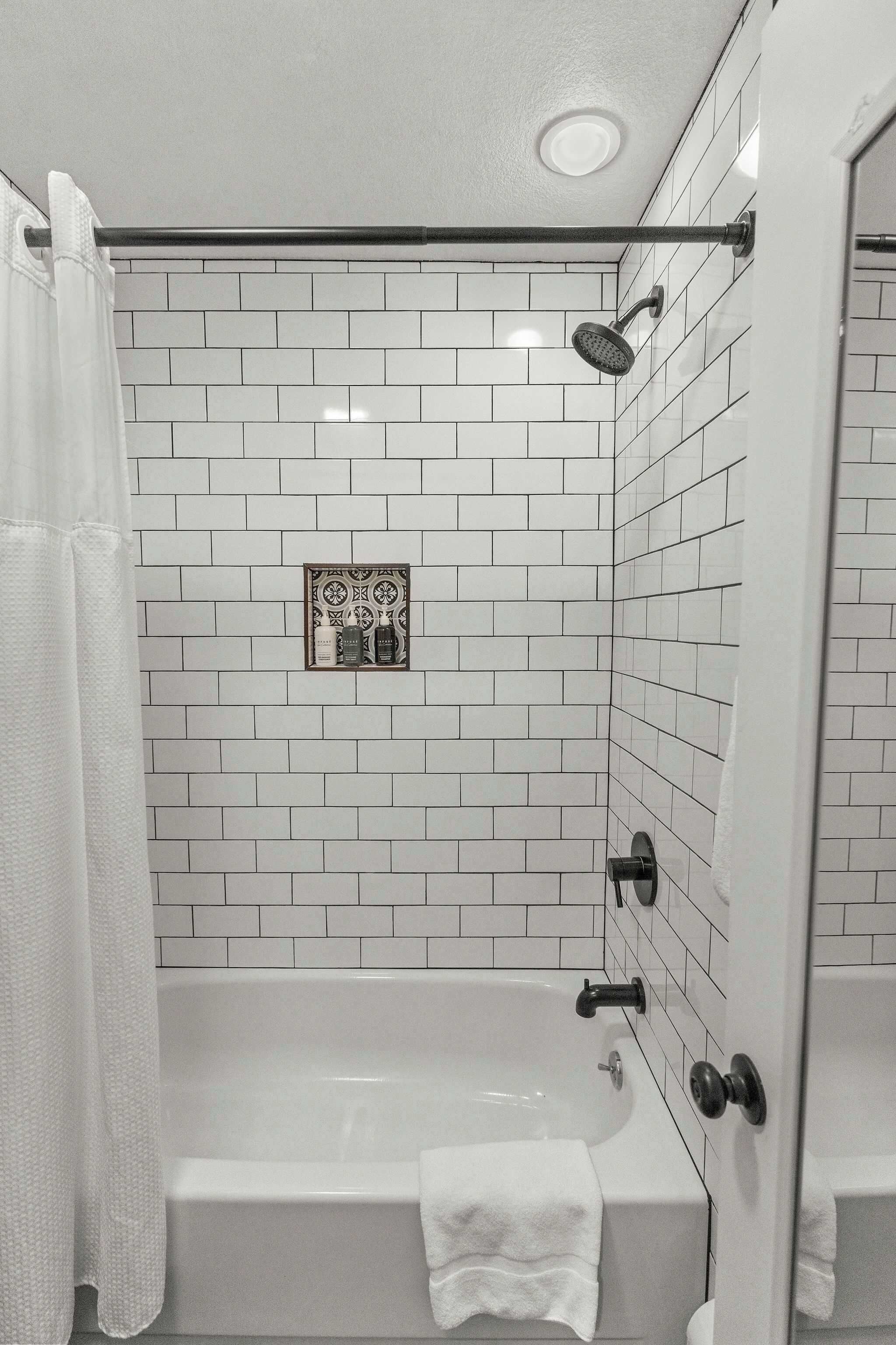 Dusche, Haartrockner, Handtücher, Shampoo