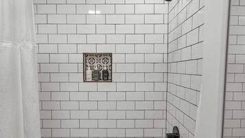 Dusche, Haartrockner, Handtücher, Shampoo