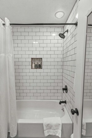 Een douche, een haardroger, handdoeken