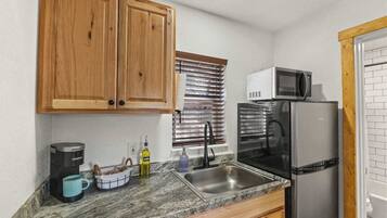 Réfrigérateur, micro-ondes, cafetiÚre/bouilloire