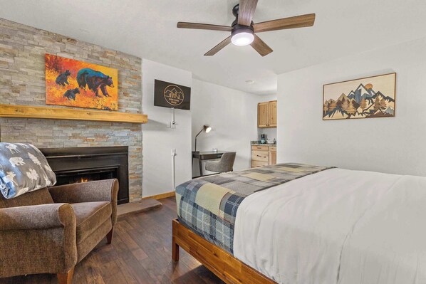 1 bedroom, desk, WiFi, bed sheets - Cabin15 - King bed! Hotel Style Unit (Estes Park)