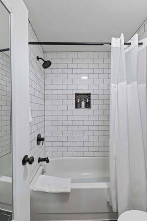 Een douche, een haardroger, handdoeken, zeep