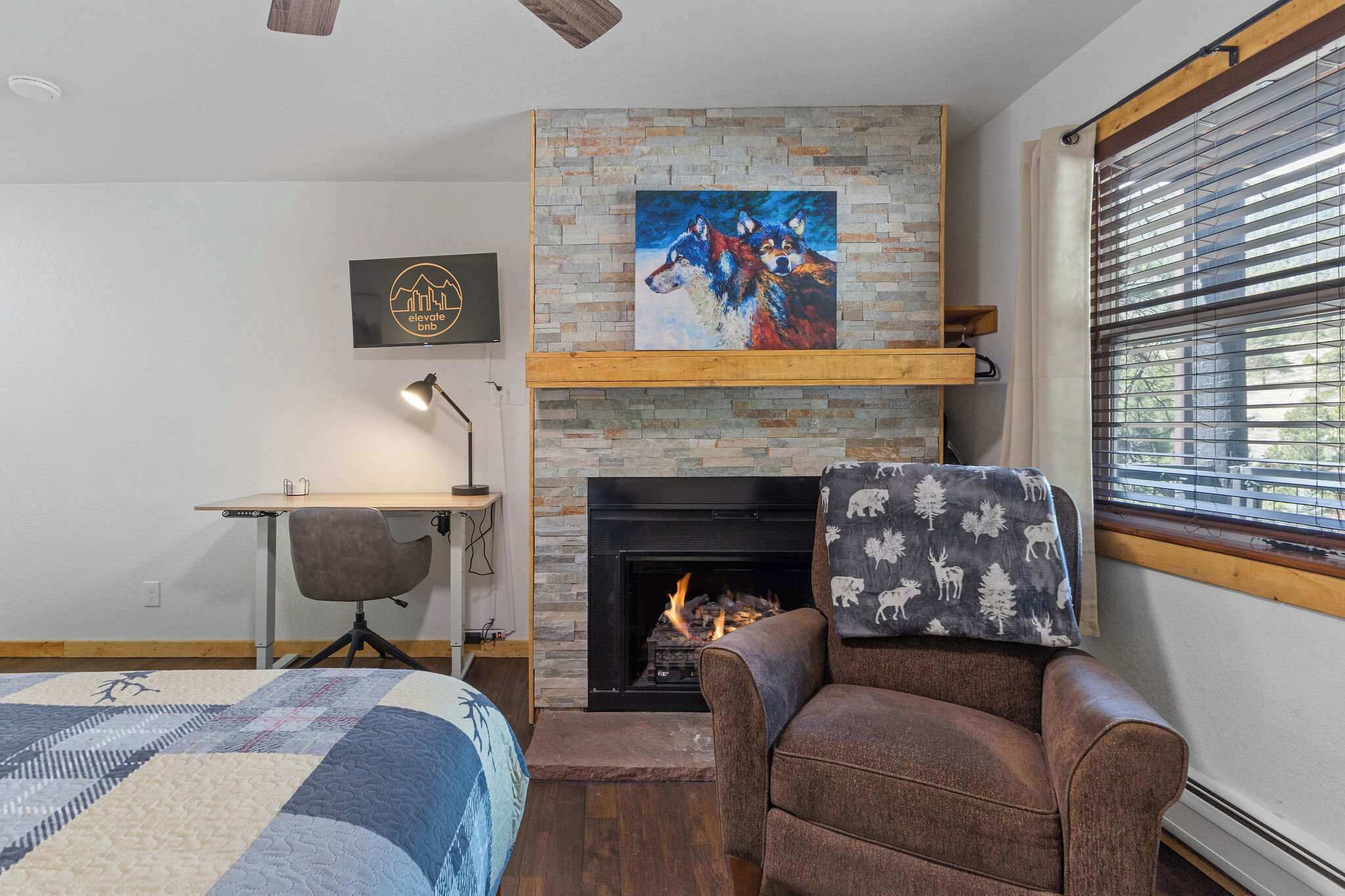 1 Schlafzimmer, Schreibtisch, Bettwäsche