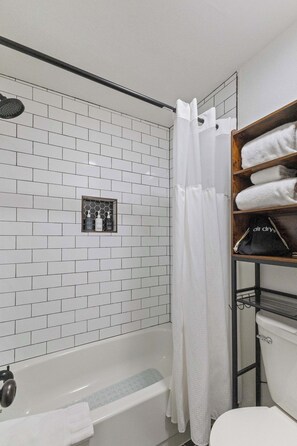 Douche, séchoir à cheveux, serviettes fournies