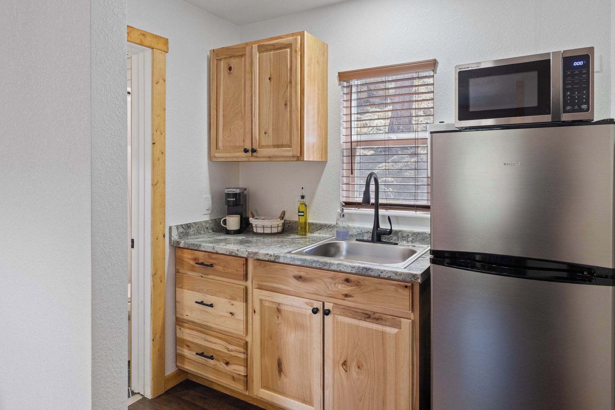 Kühlschrank, Mikrowelle, Wasserkocher mit Kaffee-/Teezubehör