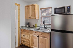 Refrigerador, microondas, cafetera/tetera, utensilios de cocina