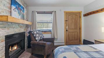 1 bedroom, desk, bed sheets