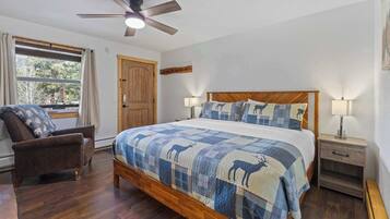 1 Schlafzimmer, Schreibtisch, Bettwäsche