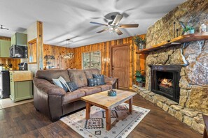 Televisión, reproductor de DVD y oficina 