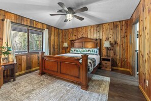 1 habitación, escritorio, tabla de planchar con plancha y cuna de viaje 