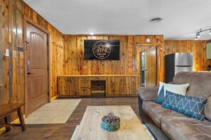 Televisión, reproductor de DVD y oficina 