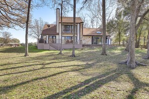 Exterior - Hot Tub, Deck & Grill: Brookshire Gem Near Venues (Brookshire)