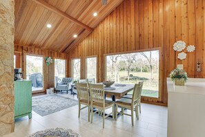 Dining - Hot Tub, Deck & Grill: Brookshire Gem Near Venues (Brookshire)