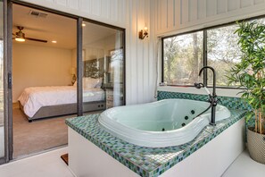 3 bedrooms, iron/ironing board, Internet, bed sheets - Hot Tub, Deck & Grill: Brookshire Gem Near Venues (Brookshire)