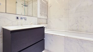 Soho Deluxe 1 Bedroom Apartment | Bad