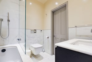 Soho Deluxe 1 Bedroom Apartment | Kylpyhuone | Kylpyamme, hiustenkuivaaja, lämmitetyt lattiat, pyyhkeet