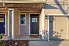 Exterior detail - Downtown Townhome l Community Pool l Great for Families l 10 Minutes to NAS Pensacola l Fast WiFi (Pensacola)