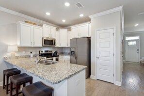 Fridge, microwave, oven, stovetop - Downtown Townhome l Community Pool l Great for Families l 10 Minutes to NAS Pensacola l Fast WiFi (Pensacola)