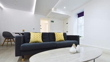 Televisión de pantalla plana, piso con calefacción