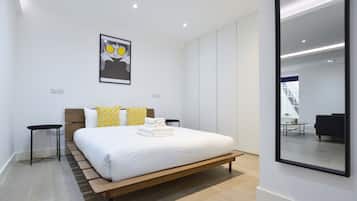 Large Lower Ground Floor Studio | 1 bedroom, hypo-allergenic bedding, iron/ironing board, free WiFi