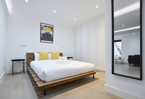Large Lower Ground Floor Studio - Soho 22 Serviced Apartments by Concept Apartments (London)