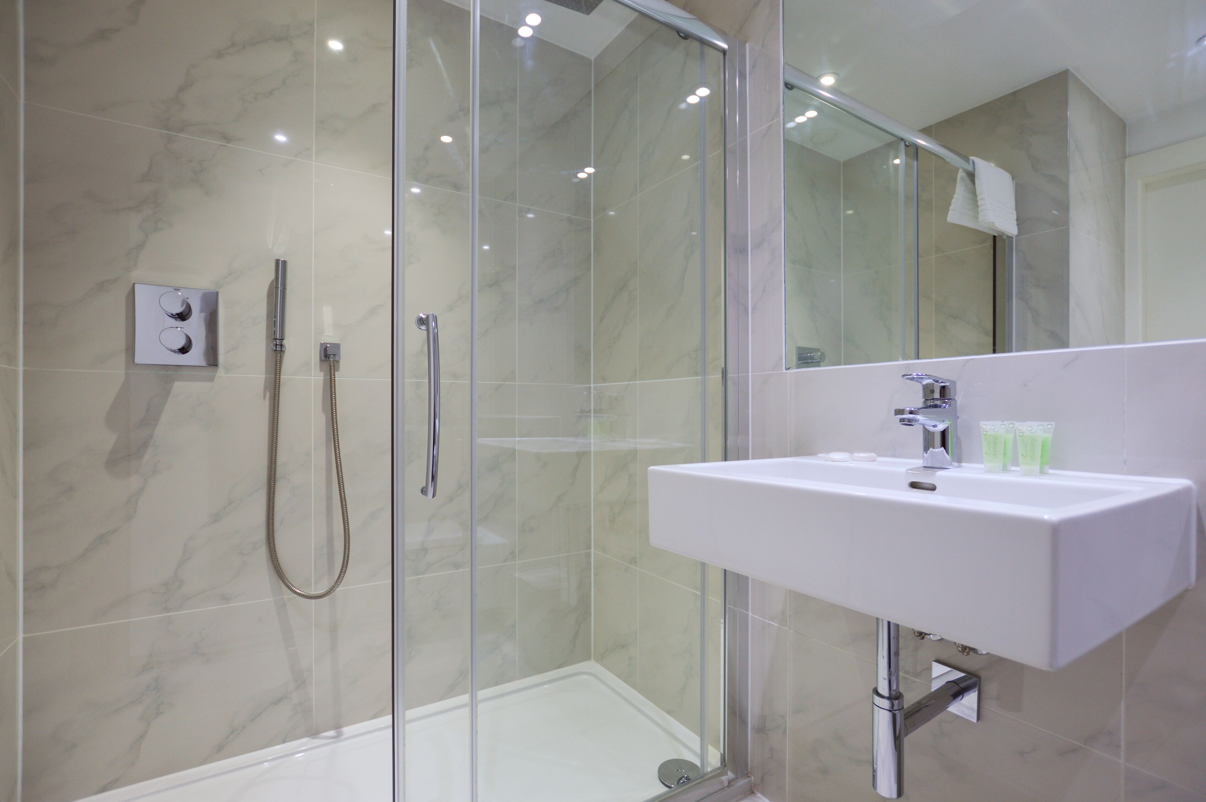 Large Lower Ground Floor Studio | Bathroom | Shower, hair dryer, heated floors, towels