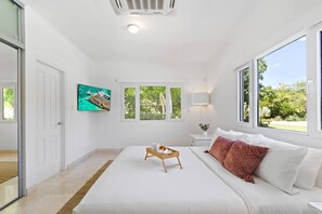 5 bedrooms, in-room safe, desk, iron/ironing board - Beach Front Villa at Boca Beach House by Bocobay (Noord)