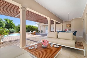 Outdoor dining - Beach Front Villa at Boca Beach House by Bocobay (Noord)