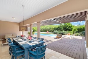 Outdoor dining - Beach Front Villa at Boca Beach House by Bocobay (Noord)