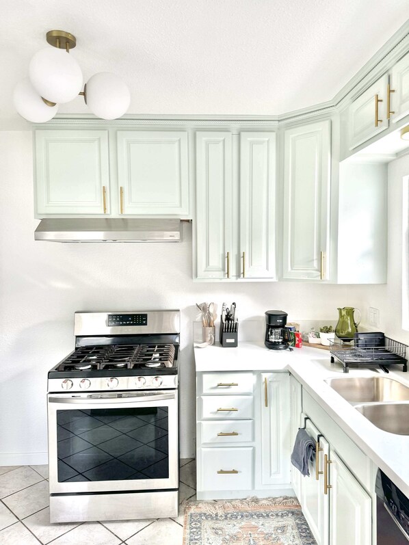 Køleskab, mikrobølgeovn, ovn, kogeplade