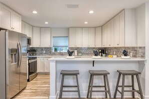 Frigorífic, microones, forn i placa de cuina 