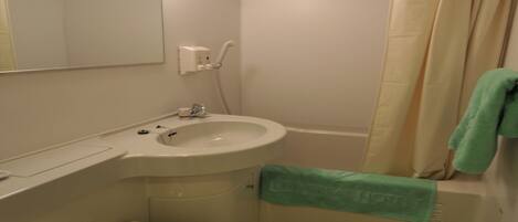 Een badkamer met een wastafel, spiegel, toilet en douche.