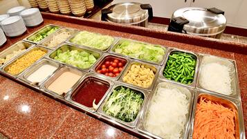 Un bufé con diversos alimentos y salsas.