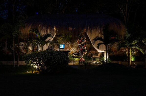 Fassade der Unterkunft – Abend/Nacht