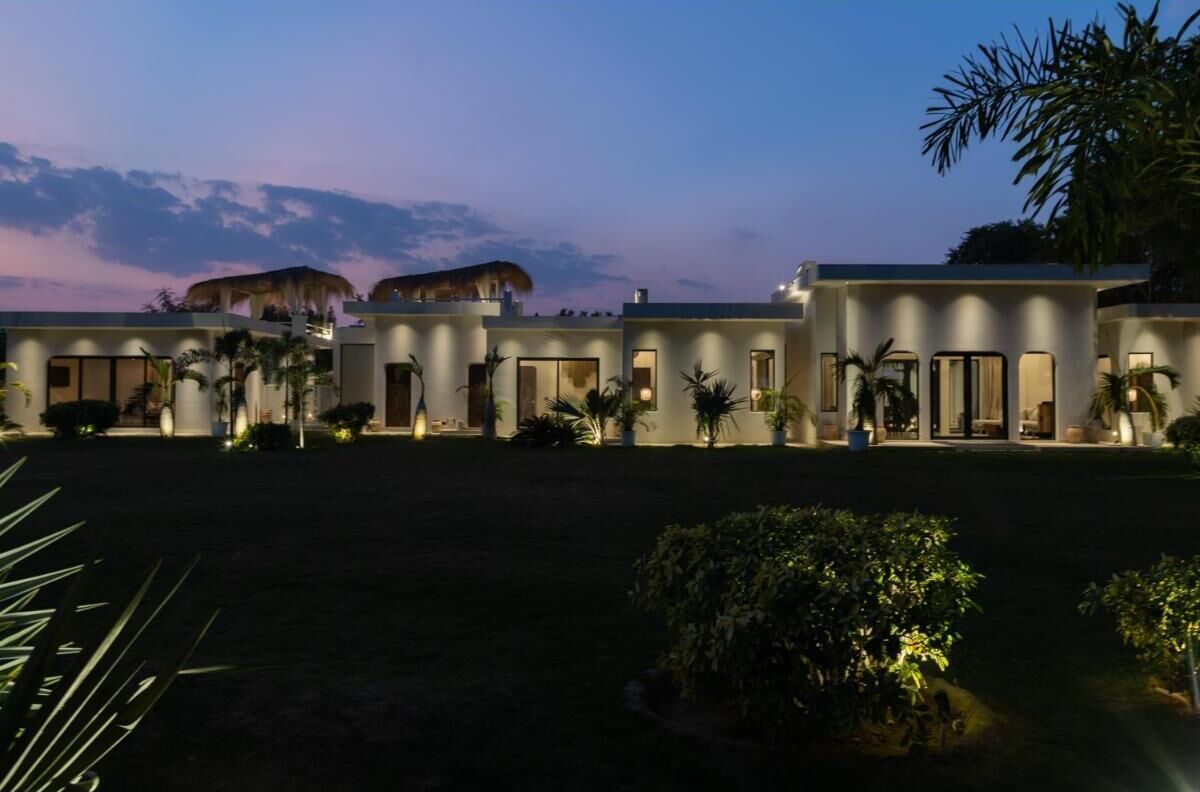 住宿正面 - 傍晚/夜晚