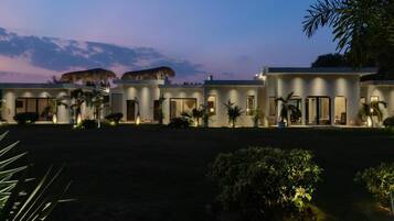 Fachada da propriedade à noite