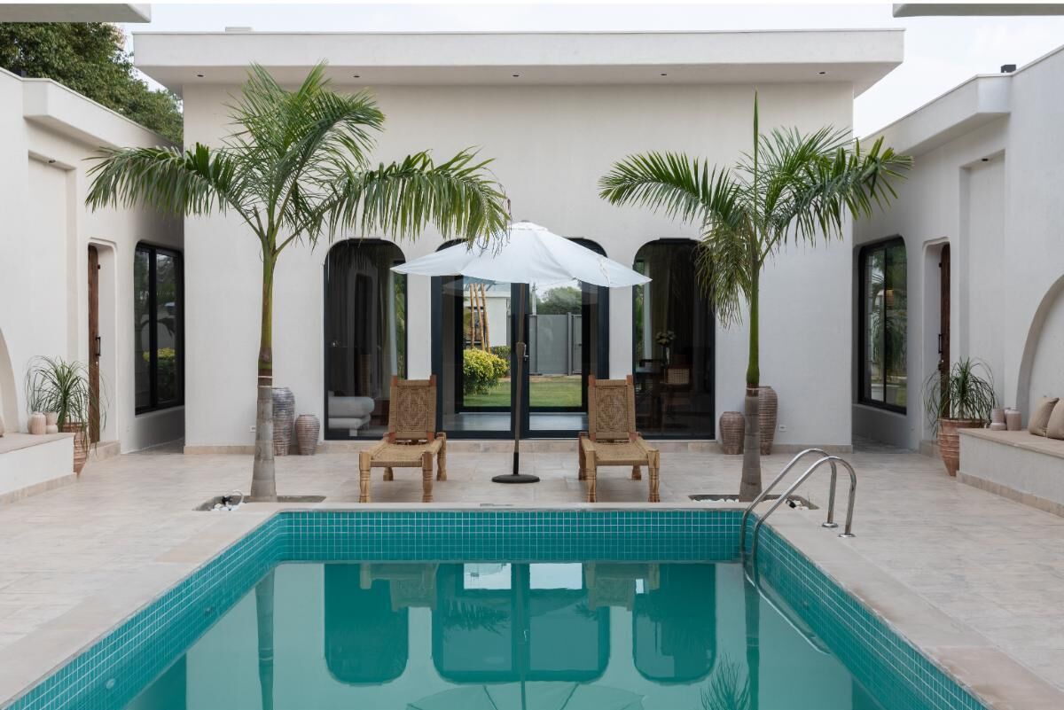 3 ulkouima-allasta, aurinkovarjoja