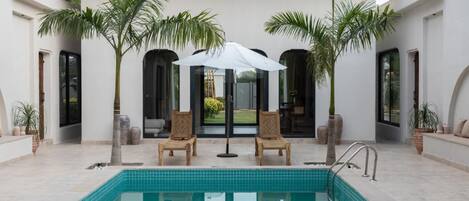 3 ulkouima-allasta, aurinkovarjoja