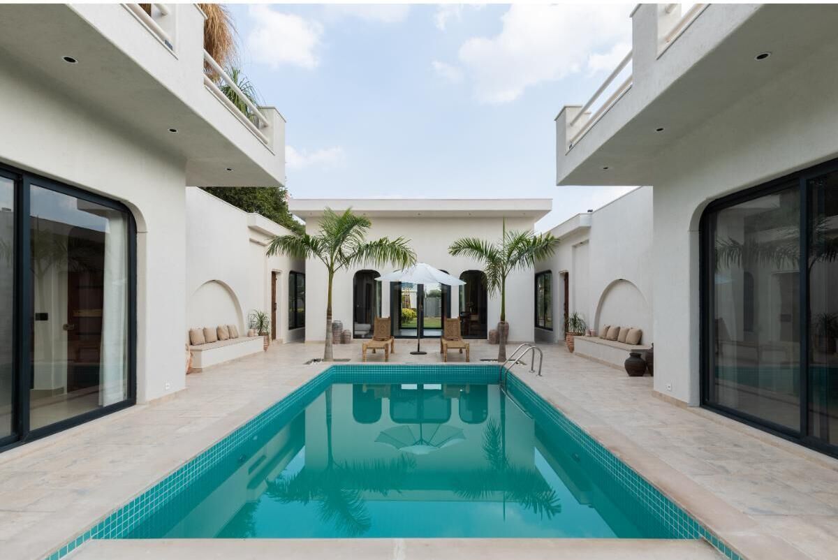 3 室外游泳池，池畔遮阳伞