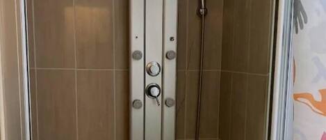 共用宿舍, 1 間臥室 | 浴室淋浴間