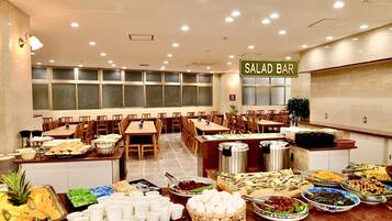 每日供應早餐 (費用另計)