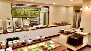 Eine Salatbar mit verschiedenen Speisen und einer Buffetgestaltung.