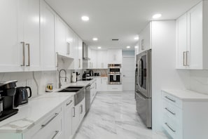 Geladeira, micro-ondas, fogão, cooktop