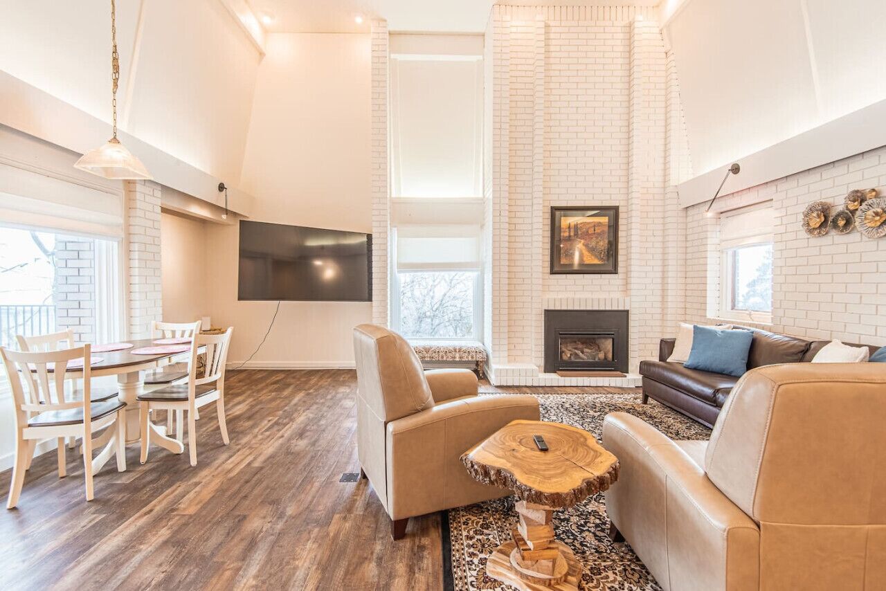 Luxe Retreat: HotTub, Game Room, Views - 16 Guests