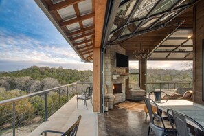 Outdoor dining - Direct Access to River & Scenic Views | Sotol by AvantStay (Dripping Springs)