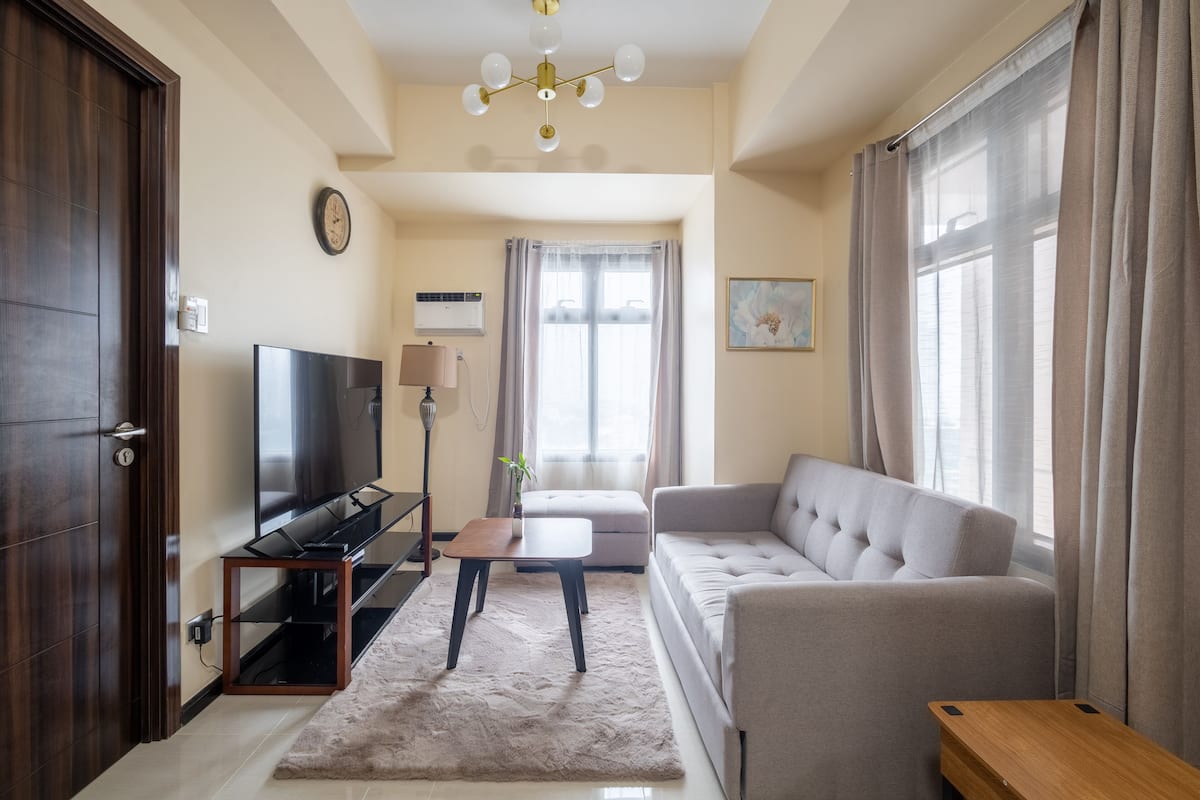 Executive appartement, 1 queensize bed met slaapbank, toegang tot zwembad, uitzicht op stad | Woonkamer | Een flatscreentelevisie
