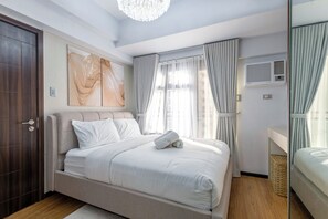 Panoramic-Apartment, 2 Schlafzimmer, Balkon, Meerblick | Bettwäsche aus ägyptischer Baumwolle, hochwertige Bettwaren
